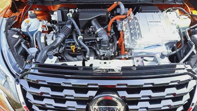 Mesin dan komponen kelistrikan Nissan Kicks di kap depan