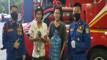 Petugas Damkar menyelamatkan anak kucing yang terjebak dalam galon