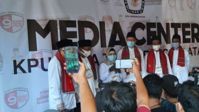Siti Nur Azizah-Ruhamanben mendatangi kantor KPU Kota Tangerang