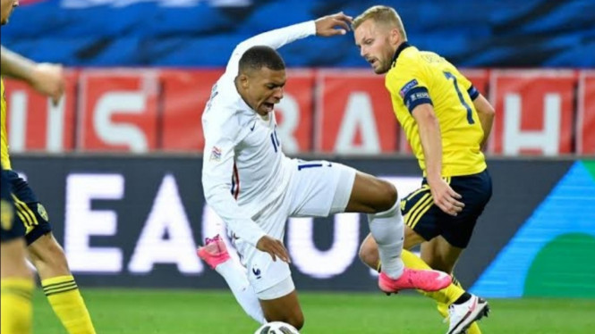 Penyerang timnas Prancis, Kylian Mbappe. (putih) 