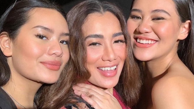 Reza Artamevia dan kedua anaknya
