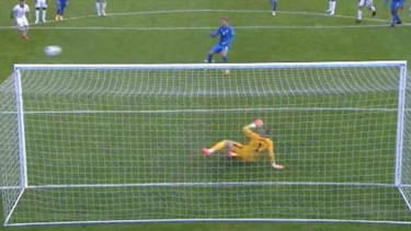 Tendangan penalti pemain Islandia gagal menjadi gol ke gawang Inggris. 
