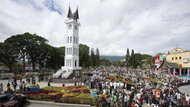 Ilustrasi warga berkumpul di Jam Gadang, Bukittinggi, Sumatera Barat