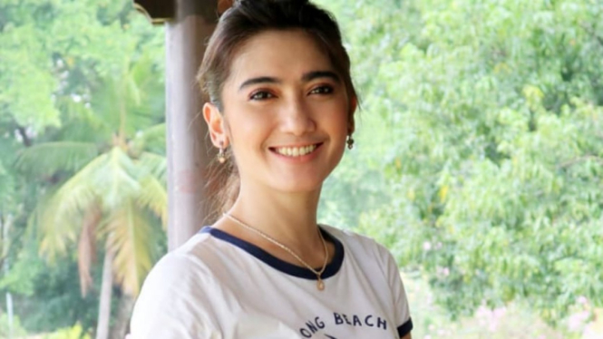 Revi Mariska.