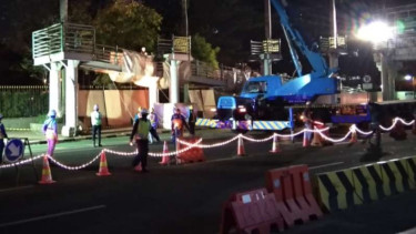 Jembatan penyeberangan orang (JPO) Bank Indonesia mulai dibongkar.