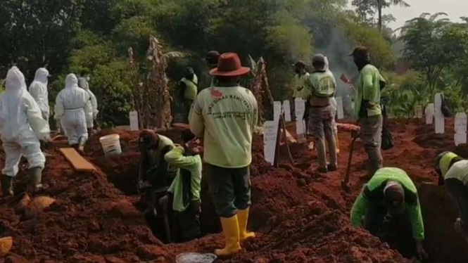 Pemakaman pasien corona di  TPU Pondok Rangon