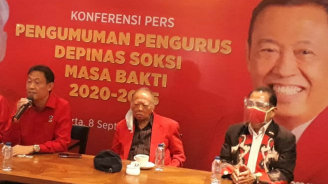 Ketua Umum Depinas SOKSI Ahmadi Noor Supit (kiri)