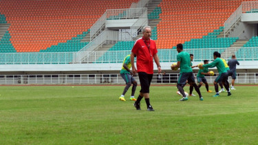 Alfred Riedl memimpin latihan Timnas Indonesia jelang melawan Vietnam