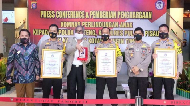Polda Kalteng menerima penghargaan Komnas PA