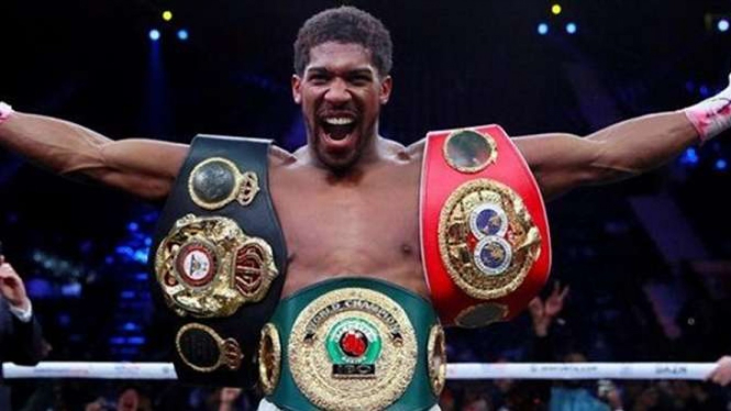 Juara tinju kelas berat versi IBF, IBO, WBA, dan WBO, Anthony Joshua