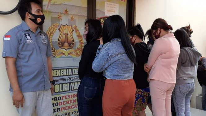 Polisi memperlihatkan para PSK dan seorang mucikari yang ditangkap dalam penggerebekan di sebuah apartemen di Tangerang, Banten, Kamis, 10 September 2020.