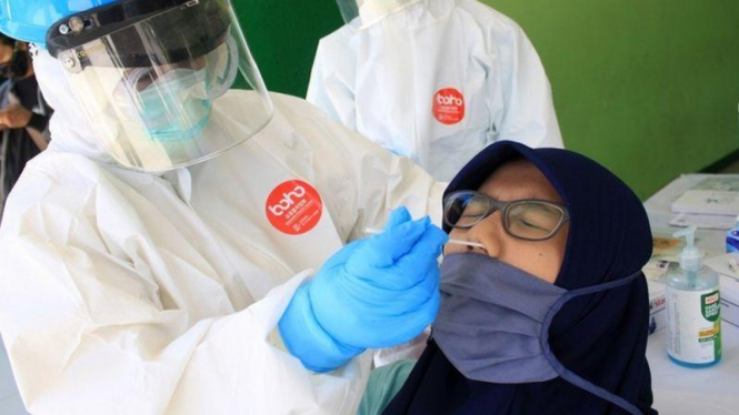 Petugas medis melakukan tes usap (swab test) COVID-19 (Umarul Faruq/ANTARA FOTO)