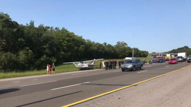 Pesawat Cesna mendarat di jalan tol