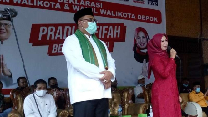 Calon Wakil Wali Kota Depok, Afifah Alia (baju merah)