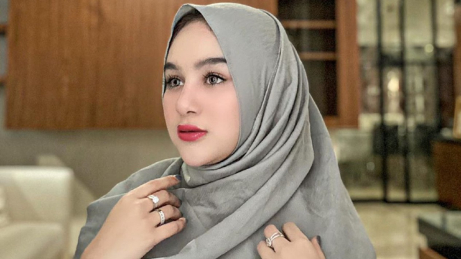 Hana Hanifah berhijab.