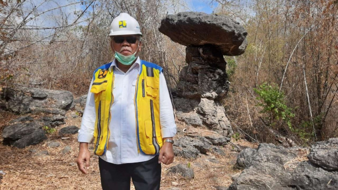 Menteri PUPR Basuki Hadimuljono di Batu Payung, Goa Cermin, Labuan Bajo.