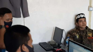 Penanggung jawab Tunggal Rahayu Sutarman (kanan pakai peci)