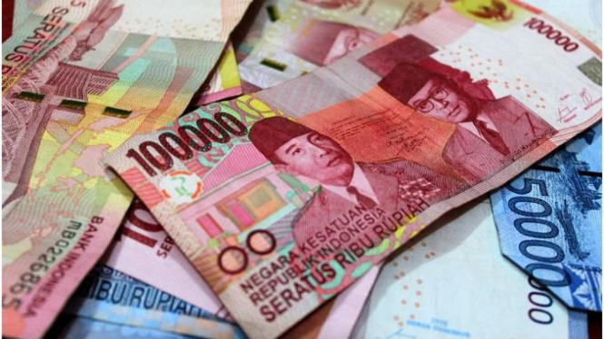 Uang rupiah.