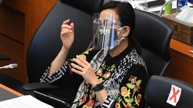 Menteri Keuangan Sri Mulyani mengikuti rapat kerja bersama Badan Anggaran DPR
