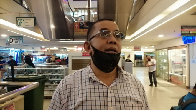 Seorang pedagang elektronik di LTC Glodok, Tjenglie.