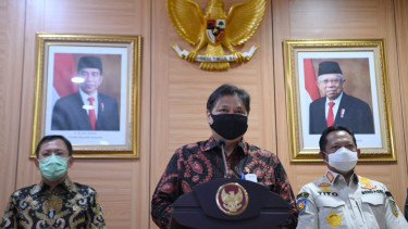 Menko Perekonomian Airlangga Hartarto (tengah)