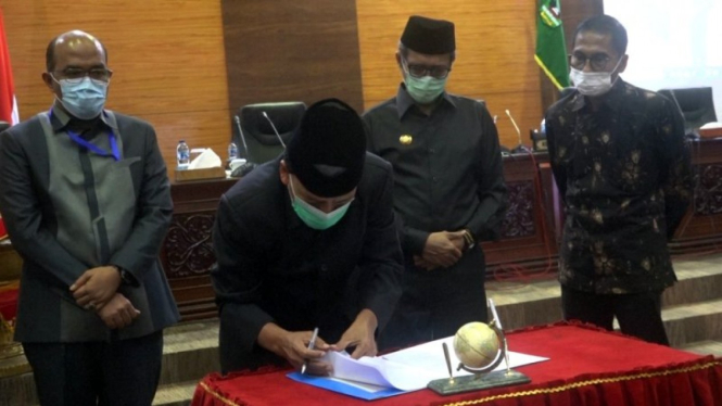 Gubernur Sumbar dan DPRD mengesahkan Perda tentang Kebiasaan Baru COVID-19