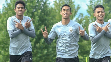 Pemain Timnas Indonesia U-19, Braif Fatari (kiri)