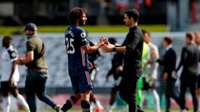 Manajer Arsenal, Mikel Arteta, dan Mohamed Elneny