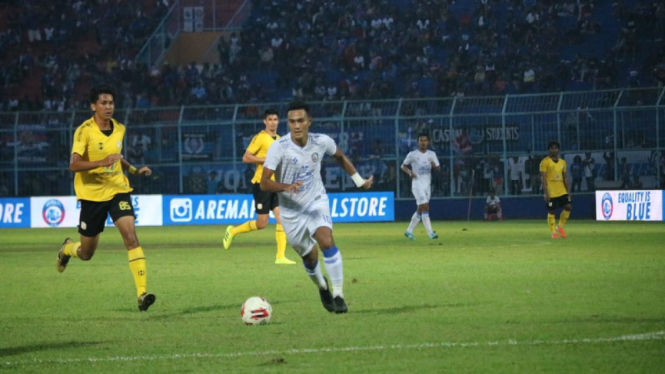 Pemain Arema FC, M Rafli (putih)