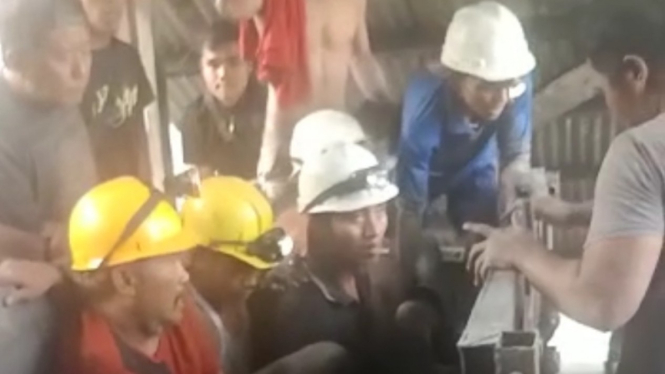 Para pekerja tambang di Sawahlunto 