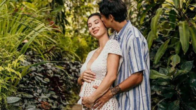 Irfan Bachdim dan istrinya, Jennifer Bachdim.