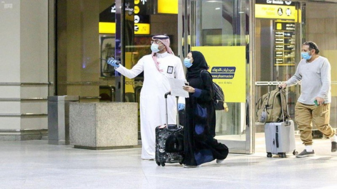 Warga Arab Saudi tiba di Bandara Internasional King Fahd, Damam, Arab Saudi.
