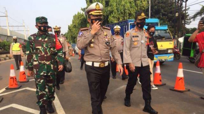 Dirlantas Polda Metro Jaya Kombes Sambodo Purnomo Yogo saat meninjau PSBB hari pertama 