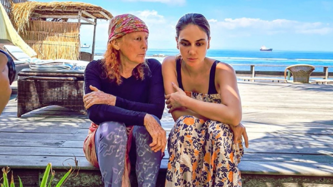 Luna Maya bersama ibunda
