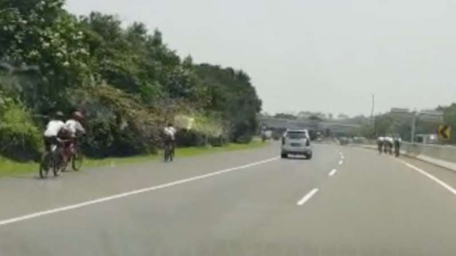Sepeda masuk Tol Jagorawi.