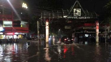 Genangan air muncul di Kedoya usai hujan selama dua jam.