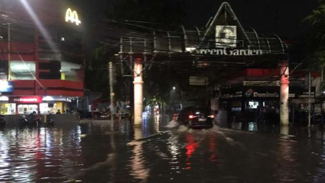 Genangan air muncul di Kedoya usai hujan selama dua jam.