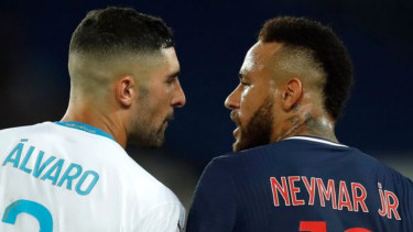 Ribut bintang PSG, Neymar, dengan bek Olympique Marseille, Alvaro Gonzalez