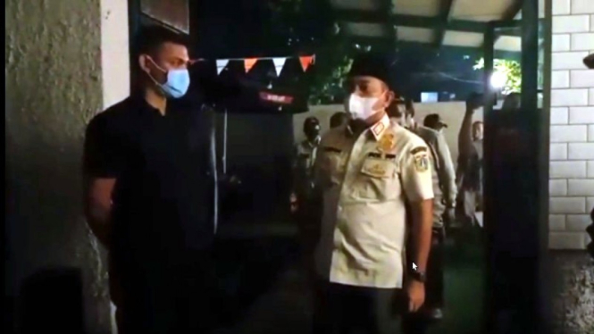 Kasatpol PP DKI Jakarta Arifin sidak Resto Kopi Tebalik melanggar protokol