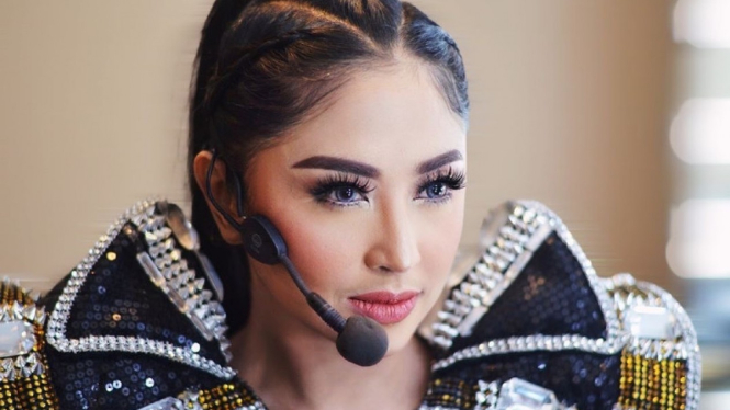 Dewi Perssik.