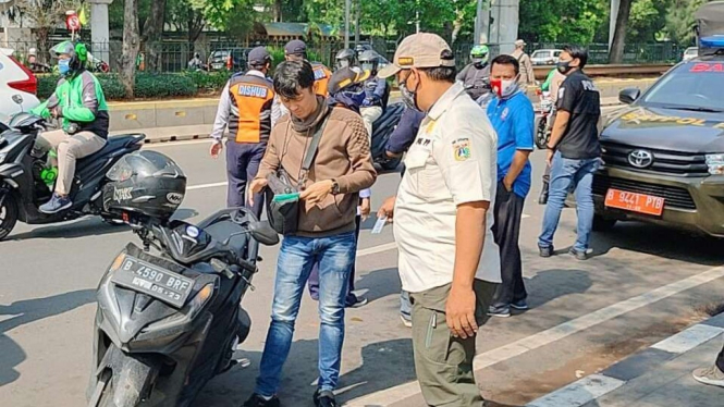 Operasi Yustisi selama PSBB DKI Jakarta di Terminal Grogol, Jakbar.