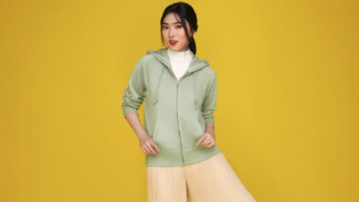 7 Tips Seleb Padu Padan Sweater Biar Tetap Kece Kerja di Rumah