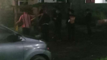 Polisi menangkap seorang wanita dan pria di suatu rumah di Depok.