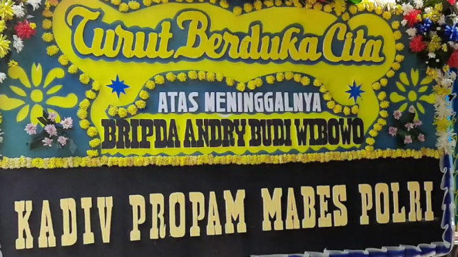 Karangan bunga di rumah duka Briptu Andry Budi Wibowo