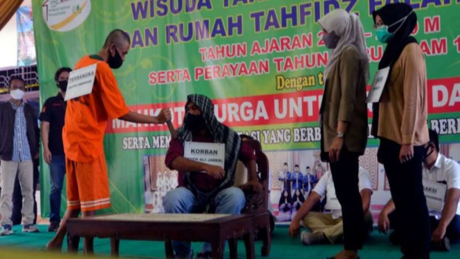 Tersangka Alpin Adrian memperagakan reka ulang kasus penikaman Syekh Ali Jaber