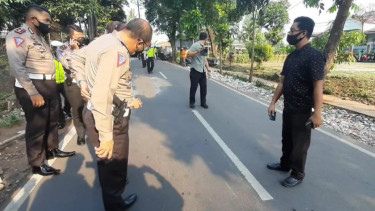 Ditlantas Polda Metro Jaya saat olah TKP di lokasi tewasnya Briptu Andry