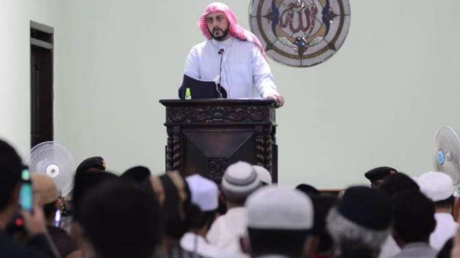 Syekh Ali Jaber memberikan tauziah kepada jemaah di Masjid Khadijah, Kota Malang