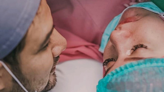 Pasangan selebriti Ammar Zoni-Irish Bella dikaruniai anak pertama