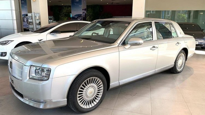 Toyota Century dijual di Indonesia