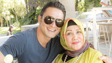 Indra Bruggman bersama alm ibunda